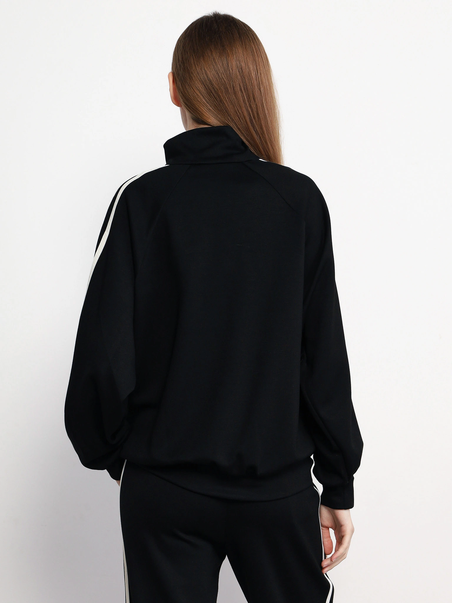 Куртка трикотажная черного цвета прямого кроя